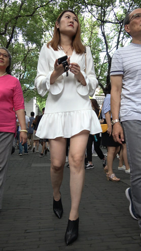 白色连体裙妹子