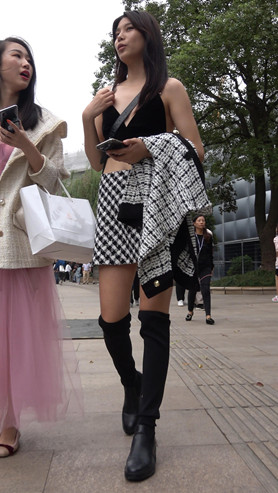 漂亮的V领长腿美女