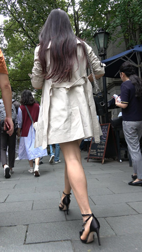长发裸腿妹子
