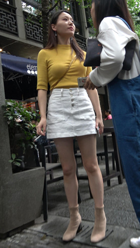 吸烟的黄裙白衣小姐姐