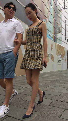 连体吊带裙小姐姐
