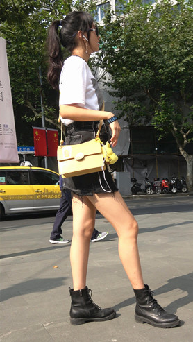 黑色牛仔裙小姐姐