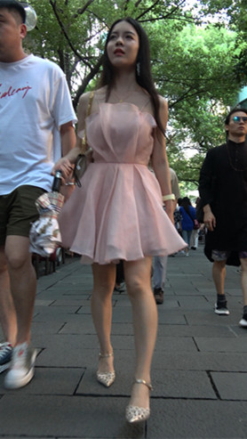 漂亮的粉裙小姐姐