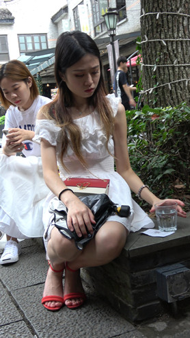 玩手机的小姐姐