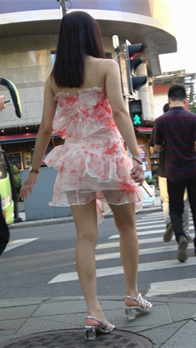 吊带花裙小姐姐