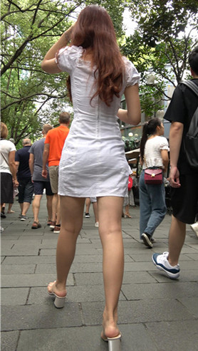白色连体裙妹子