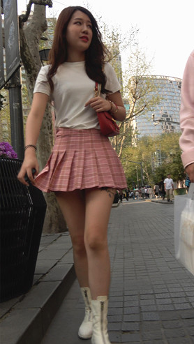 粉色短裙美女