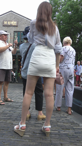 爱拍照的白色高腰裙美女