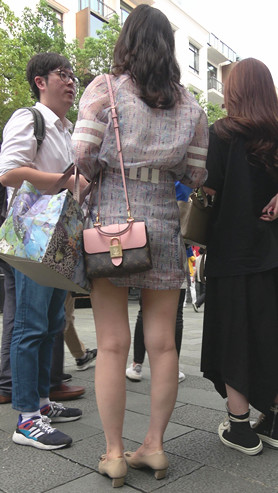 漂亮的套装妹子