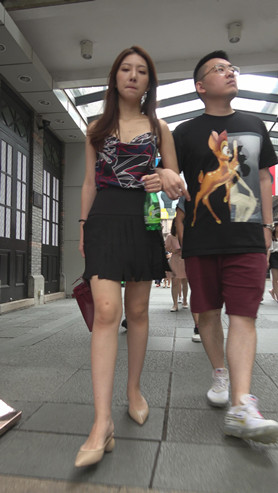 漂亮的短裙美女