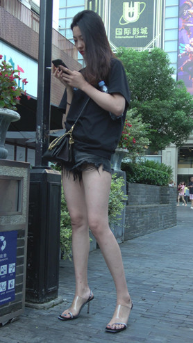 玩手机的长腿美女