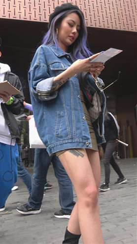 黑色短靴裸腿小姐姐