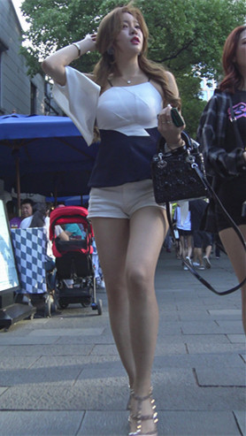 漂亮的白衣长腿热裤美女