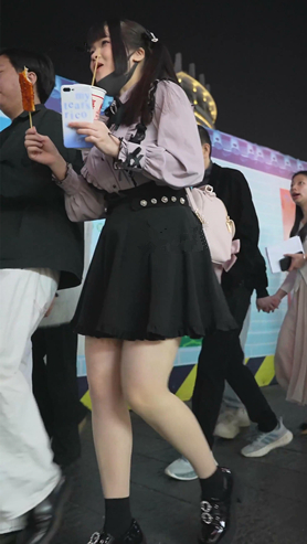 黑裙肉丝美女