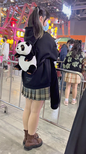 百褶裙小美女