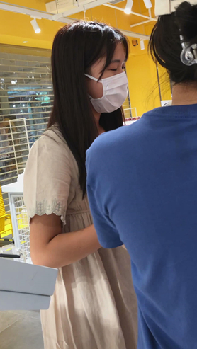 灰色连衣裙美女