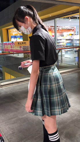 百褶裙美女