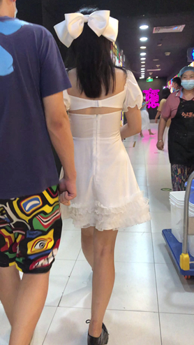 白裙美女