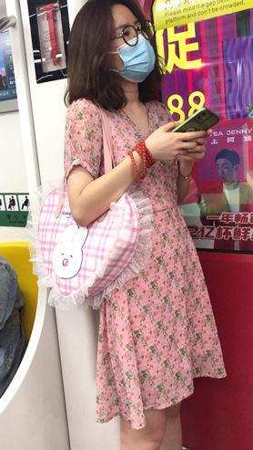 粉裙美女