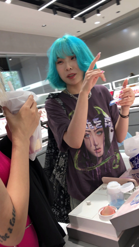 蓝发美女