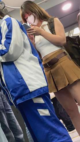 玩手机的美女