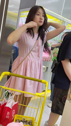 粉色连衣裙美女