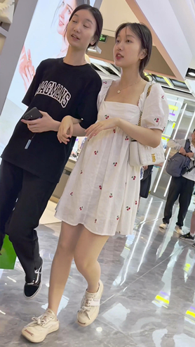 白裙美女