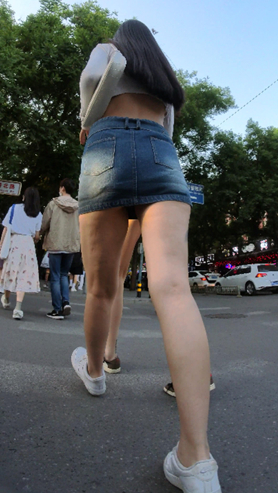 牛仔裙美女