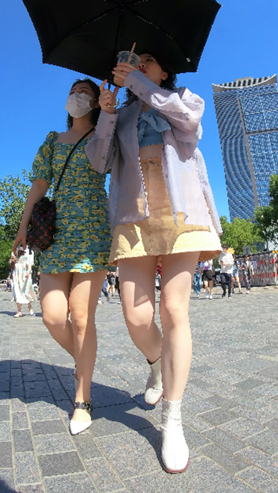 遮阳伞下的美女