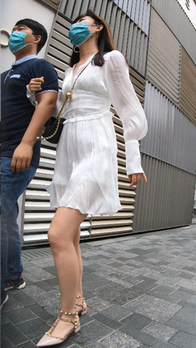 白色连衣裙美女