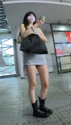 灰裙美女