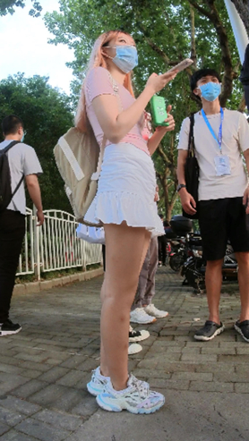 白裙美女