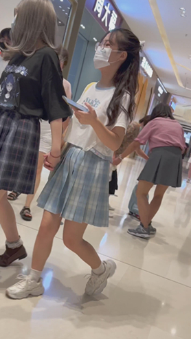 戴眼镜的美腿小妹