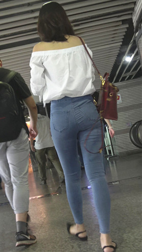 漂亮的紧身牛仔裤美女