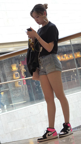 丰腴热裤小姐姐