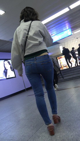 蓝牛紧身裤妹子
