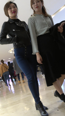 漂亮的牛仔紧身裤美女