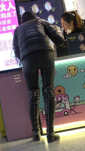商场里的两个高靴皮裤美女