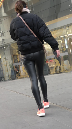 三组紧身皮裤美女