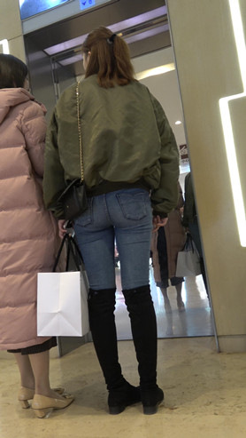 几组牛仔裤妹子