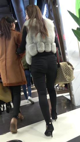 漂亮的黑紧裤美女