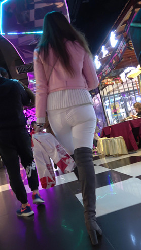 粉衣白裤紧身裤美女