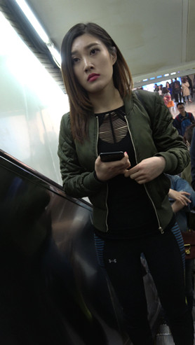 短发紧身裤小姐姐