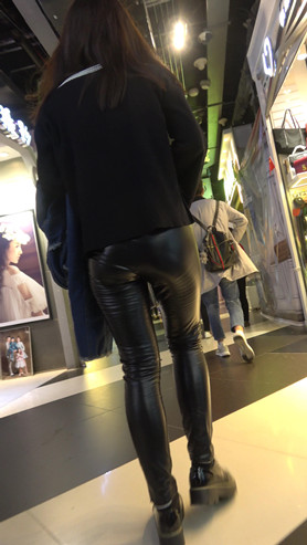 黑色皮裤妹子