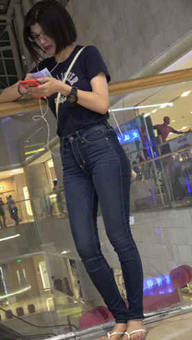 街拍两组牛仔裤妹子