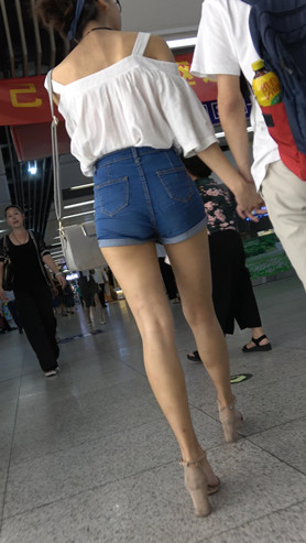 牛仔热裤长腿妹子