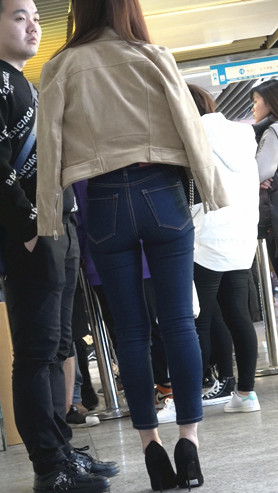 漂亮的紧身牛仔裤美女