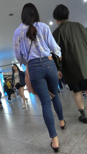 蓝色牛仔紧身裤美女