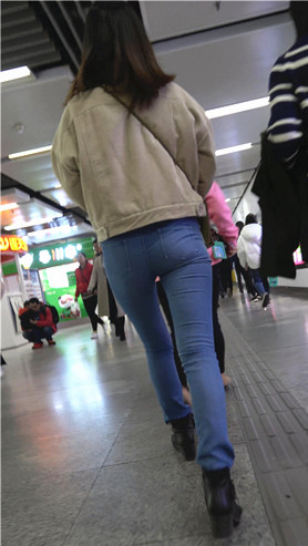 蓝色牛仔紧身裤妹子