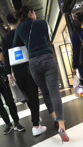紧身牛仔裤妹子